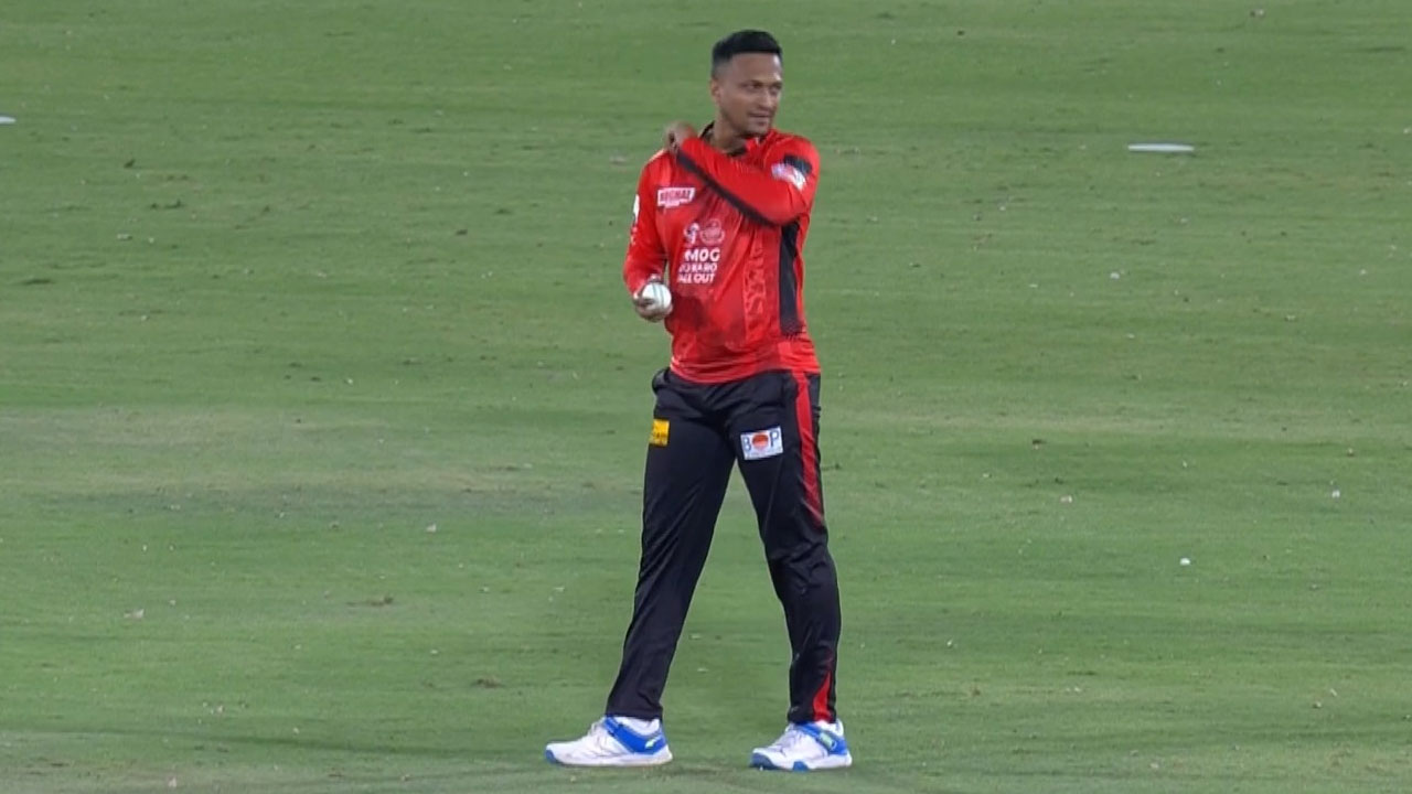 পেশোয়ারকে বিদায় করে প্লে-অফে সাকিবের লাহোর